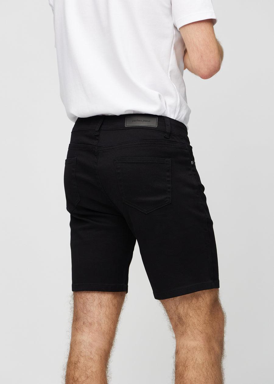 Schwarze middle-slim Shorts von hinten in der Nahaufnahme, um Details zu zeigen.