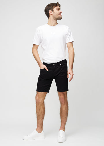 Ganzkörperbild eines Models in schwarzen middle-slim Shorts.