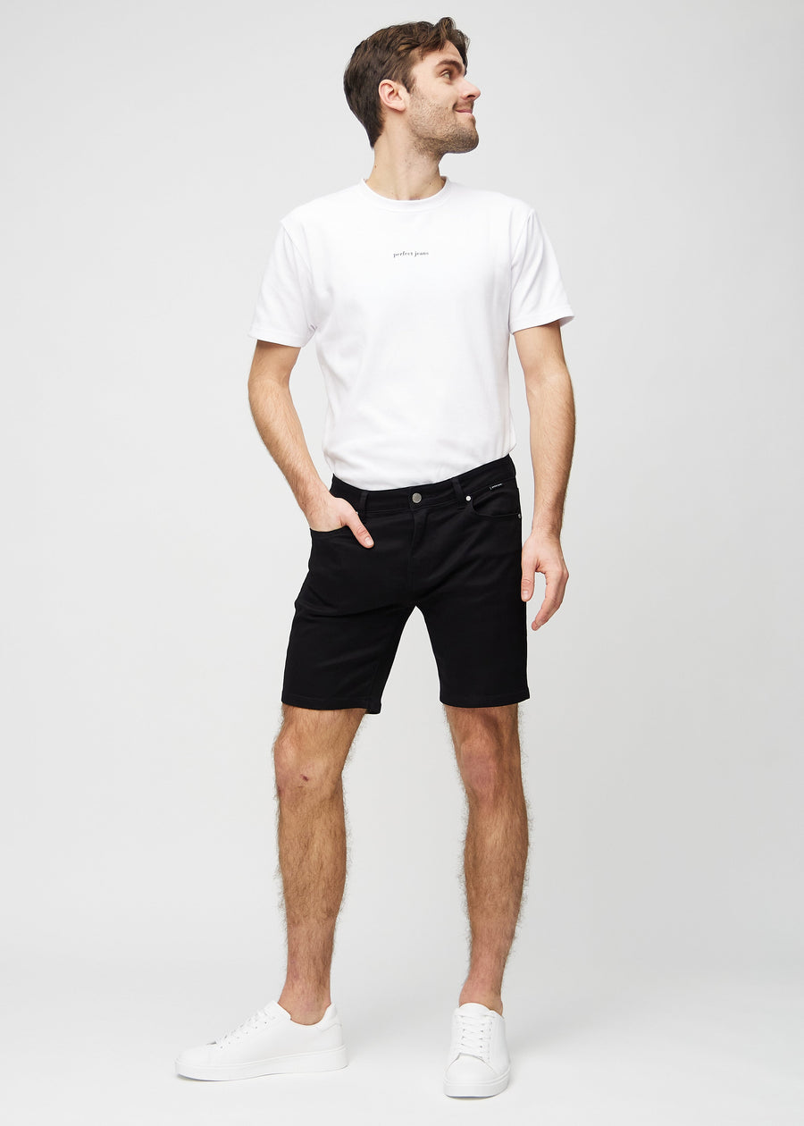 Ganzkörperbild eines Models in schwarzen middle-slim Shorts.