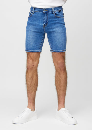 Denim middle-slim Shorts, die am Oberschenkel gerade sitzen und knapp über dem Knie enden, von vorne gesehen.