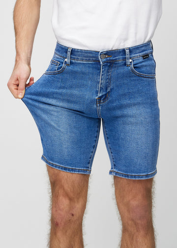 Das Model zieht die Shorts am Oberschenkel auseinander, um den Stretch zu zeigen.