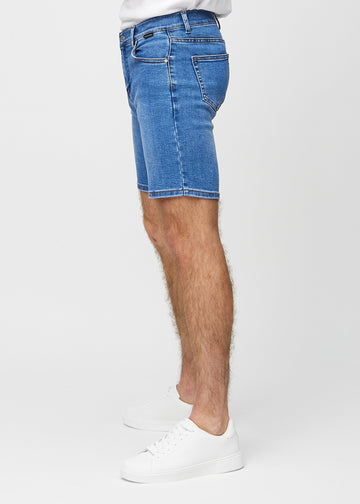 Denim middle-slim Shorts, von der Seite am Model gesehen.
