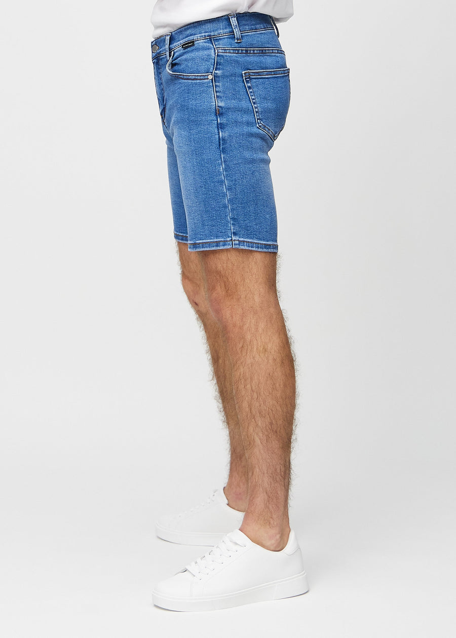 Denim middle-slim Shorts, von der Seite am Model gesehen.