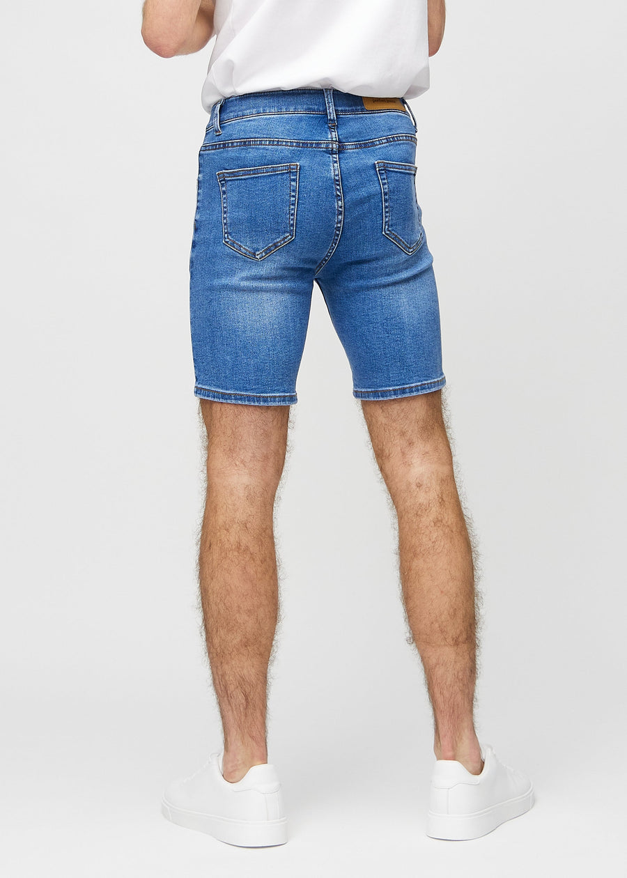 Denim middle-slim Shorts von hinten gesehen, sodass man das gesamte Produkt sehen kann.