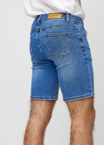 Denim middle-slim Shorts von hinten aus der Nähe gesehen, um Details zu zeigen.
