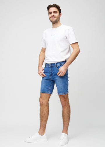 Ganzkörperbild eines Models in Denim middle-slim Shorts.