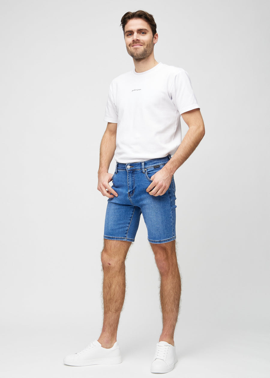 Ganzkörperbild eines Models in Denim middle-slim Shorts.