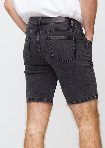 Dunkelgraue Denim middle-slim Shorts von hinten aus der Nähe gesehen, um Details zu zeigen.