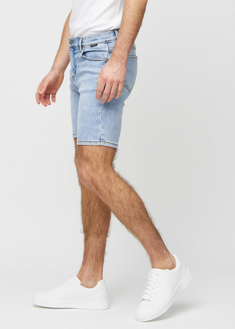Hellblaue Denim middle-slim Shorts von der Seite am Model gesehen.
