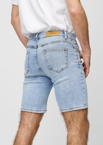 Hellblaue Denim middle-slim Shorts von hinten aus der Nähe gesehen, um Details zu zeigen.