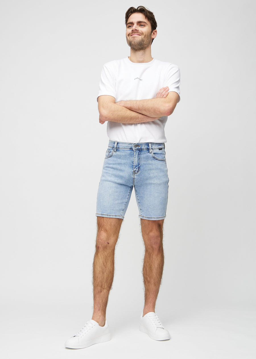 Ganzkörperbild eines Models in hellblauen Denim middle-slim Shorts.