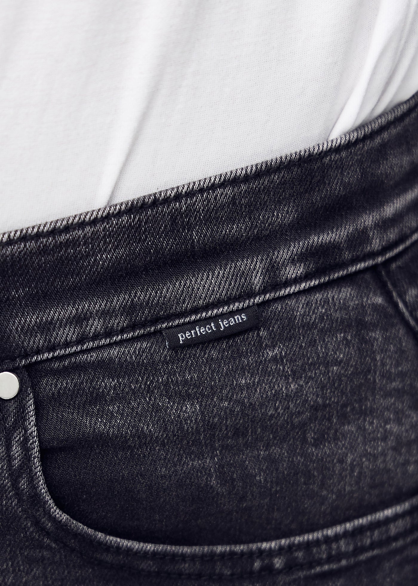 Forlommen på et par mørkegrå denim skinny short shorts, hvor man kan se logoet.