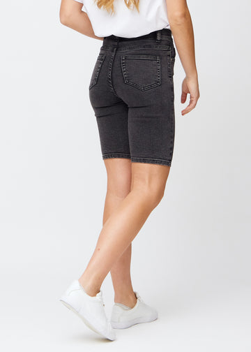 Mørkegrå denim skinny middle shorts set bagfra, så man kan se hele produktet.