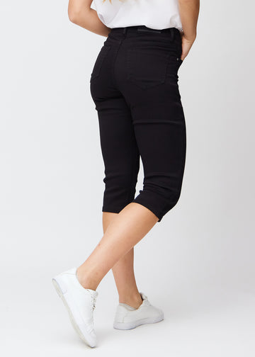  Sorte slim capris set bagfra – hele produktet vises på modellen med fokus på pasform og længde.