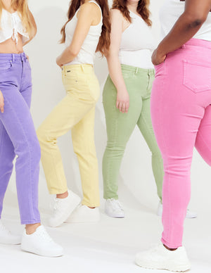 Fire kvindelige modeller i pastelfarvede jeans fra Perfect Jeans.