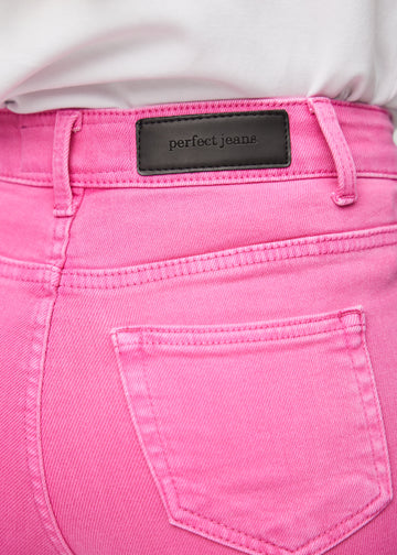 Baglommen på et par lyserøde jeans, hvor man kan se logoet.