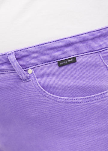 Forlommen på et par lilla regular middle shorts, hvor man kan se logoet på en plus-size model.