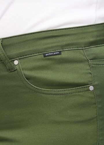 Forlommen på et par mørkegrønne regular jeans, hvor man kan se logoet på en plus-size model.