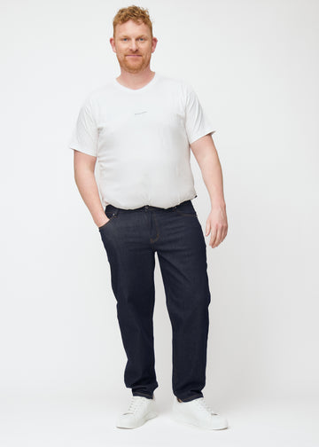 Plus-size model viser dyb mørkeblå denim jeans til mænd i farven Midnights med regular pasform i bevægelse.
